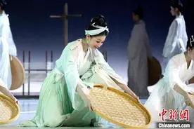 舞蹈诗剧《只此青绿》福州上演 惊艳不止“青绿腰”图片