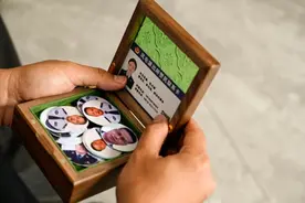 “90后”民警为老人自制NFC警民联系卡 只需贴近手机就可一键拨通求助图片