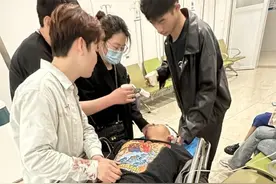 “我是学医的，当过兵，你不用怕！” 蚌医大三学生路遇伤者施以援手图片