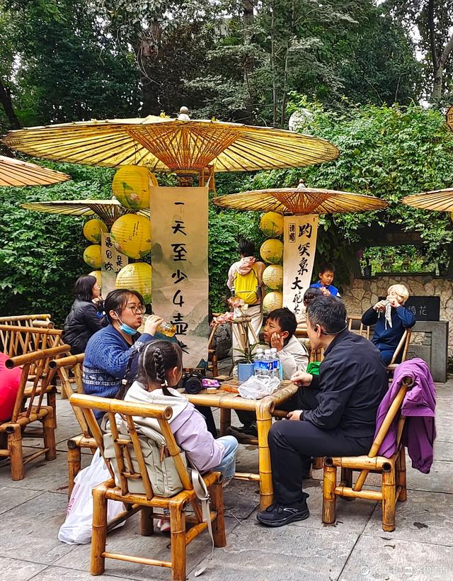 趵突泉里，赏泉景喝大碗茶