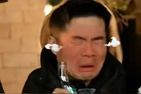一喝一个不吱声！董宇辉喝完青岛“神水”表情失控：瞬间对青岛的朋友多了一份敬意！图片