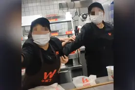 河北一女子称吃汉堡要番茄酱被拒，店员还想打人？华莱士：已开除
