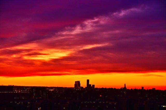 绝美朝霞来了！风歇月晕笼，霞流江泛红