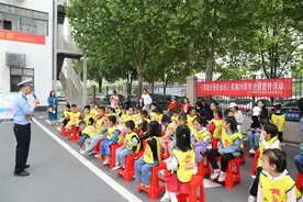 小朋友化身“小交警”，随州交警开展警营开放日活动图片