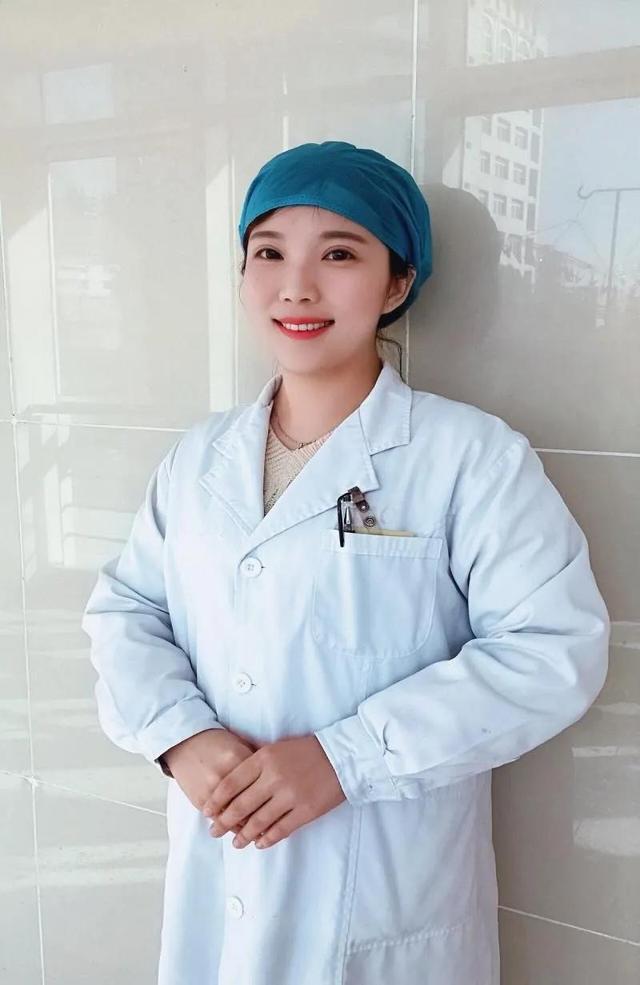 她扯下戒指，又咬掉10个穿戴甲……