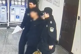 三男子合骑一辆电动车超载被拦，上海民警一查竟“揪”出在逃人员图片