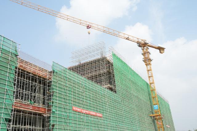 1台能顶20人！郑州航空港“两院一中心”请来智能建造“新员工”