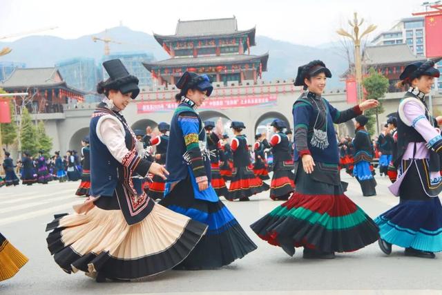 【冬季暖阳 凉山不凉】点燃全场！越西达体舞展演活动精彩上演