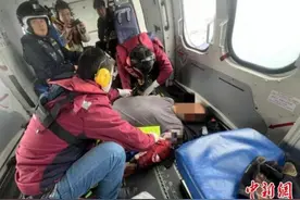 浙江一船员因作业事故受伤 应急救援直升机开展外海救援图片