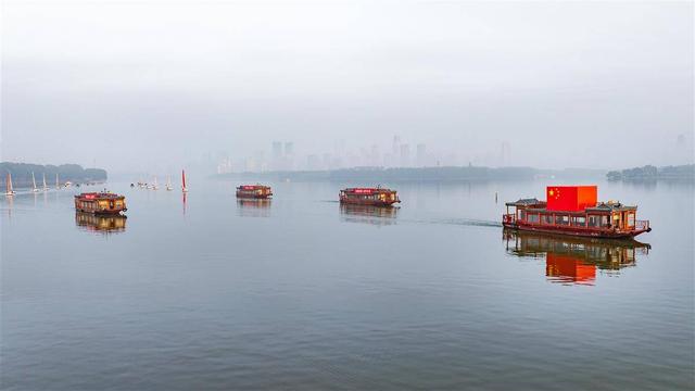 东湖凌波门“千帆竞发”  巨幅国旗迎朝霞