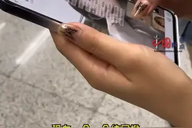 女生误将自拍照发工作群2分钟撤50张，朋友回应：她手都抽筋了，剩几张没撤回，老板还调侃手机中毒了图片