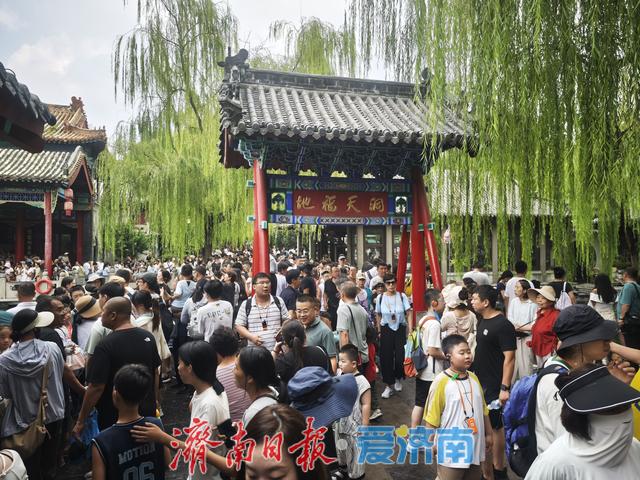 一年四季 泉在济南丨打卡赏泉！“趵突腾空”再现 游客纷至沓来