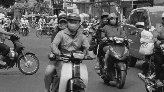 《壮游》：语言的权力错位与影像的虚虚实实