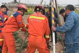 上不去？下不来？“上天下井”急坏消防员图片