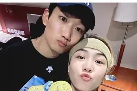 又添一对冰雪情侣！冬奥冠军高亭宇深夜公开恋情，女友是速滑队友图片