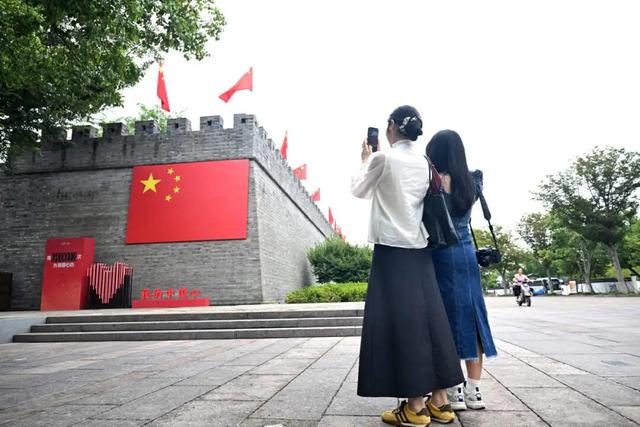 向祖国告白，满城尽是“中国红”！