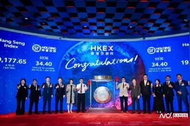 顺丰控股登陆港股，创始人王卫携手自家货航机长今日香港敲钟图片