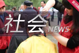 女白领站内晕倒 热心人接力护送就医图片