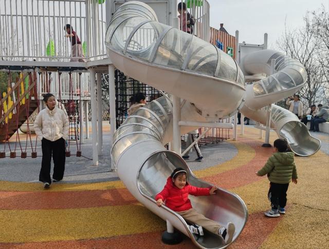 周末，游山人气旺！