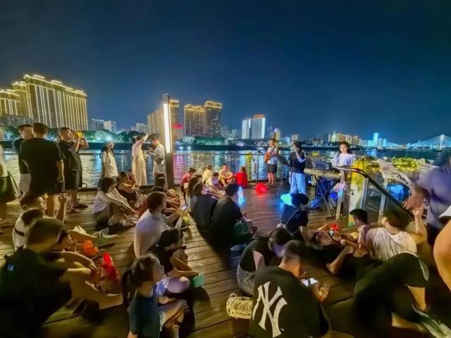 螺湖水上夜市，吹江风 吃宵夜 看赣超 啤酒送送送，好礼送不停