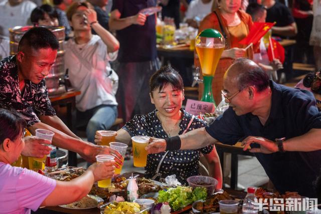 青岛最有“钱”的街区，一场烟花音乐啤酒节正在举办