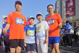 一家三代人齐上阵！青岛马拉松成了家庭欢聚的乐园图片