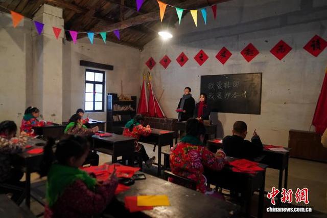 黑龙江铁力：游客沉浸式体验林区生活