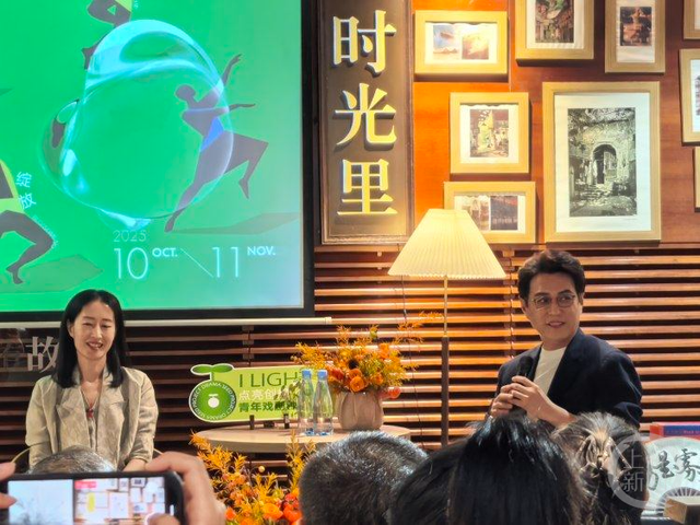 靳东向青年戏剧工作者发邀约