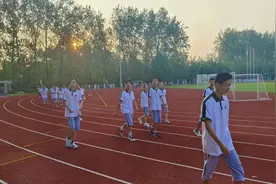学生晚上还在卷，而且有排名！杭二中添“神器”，有大神“霸榜”三个榜单图片