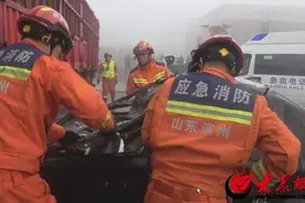 一轿车“钻入”半挂车车底图片