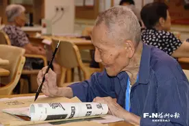 百岁老人的幸福生活图片