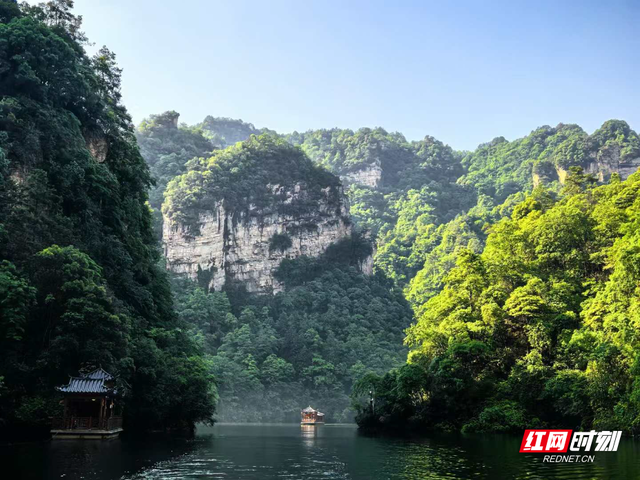 张家界宝峰湖：深秋雨后初晴，山水云雾绘就仙境画卷