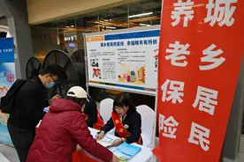 升级“现场办” 辽宁将社保窗口“搬”到百姓家门口图片
