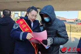 临近春节反诈防扒 温馨巴士提醒市民捂紧口袋图片