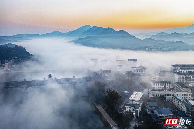 薄雾萦绕：靖州苗侗风情在雾霭中“灵动定格”