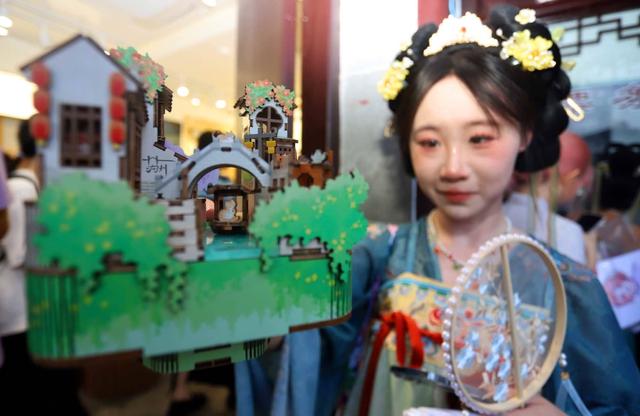 江苏苏州：文创产品为游客带来新潮的文化消费体验