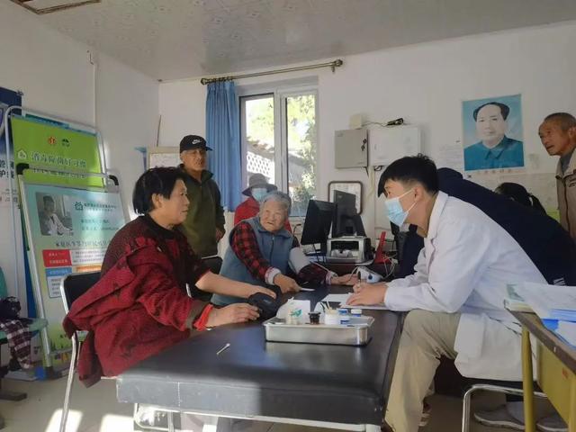 “你扶住了，我抓着你呢！”急救医生于鸿庆的最后时刻：冷静指挥同事自救，最后一个下车