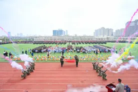 雷霆射手、闪电突击、战场救护……即墨区德馨小学举办首届军事体育运动会暨军事器械展图片