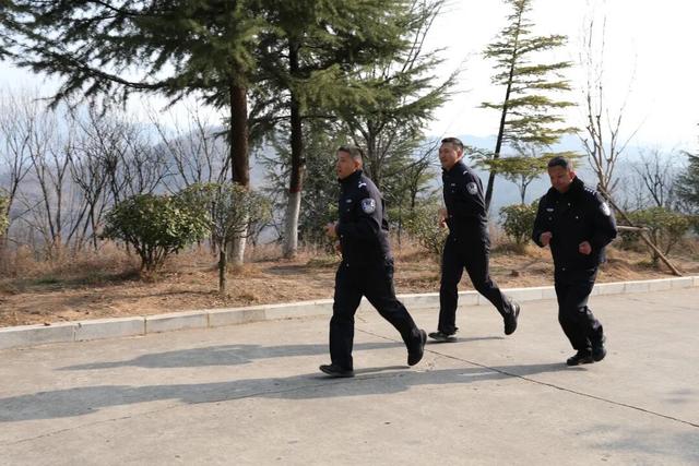 喜迎警察节丨商州公安举行“警徽耀顶峰 忠诚护平安”登山活动