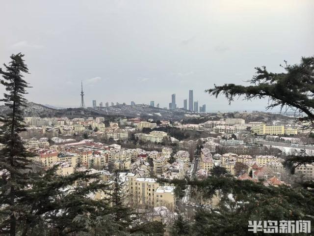 红瓦绿树，白雪皑皑