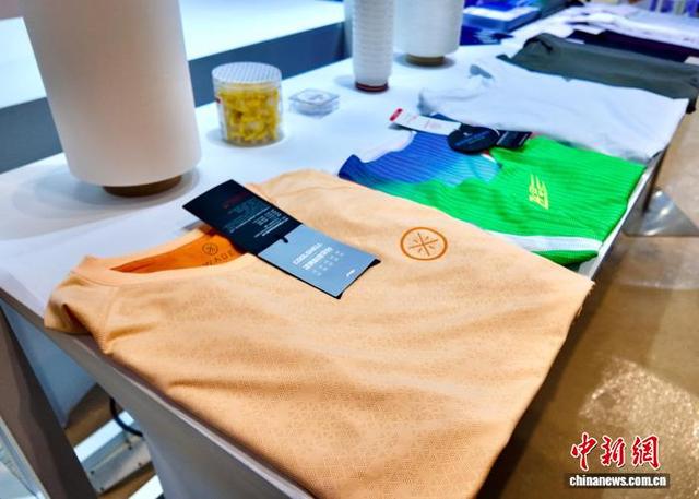 浙江柯桥：“黑科技”纺织品“预见未来”