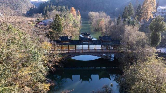 鹤峰县燕子镇：冬暖董家入画屏