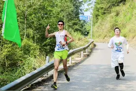 重庆一男子凌晨3点起床跑22公里上班，回应：锻炼身体又省钱，同事很钦佩图片