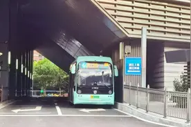 薄荷绿、粉色系……“宝宝巴士”现身上海街头！有人点赞，也有阿姨耿直吐槽→图片