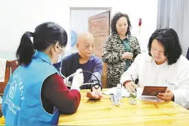家庭医生签约服务团队把关怀送到百姓家图片