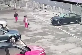 男子刚提的新车被熊孩子刮花，拿出监控家长却拒不承认图片