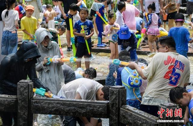 济南第11届五龙潭亲子狂欢泼水节开幕