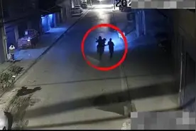 女子下班途中遭飞车抢夺挎包，内有三千元现金！两嫌疑人落网已被刑拘图片