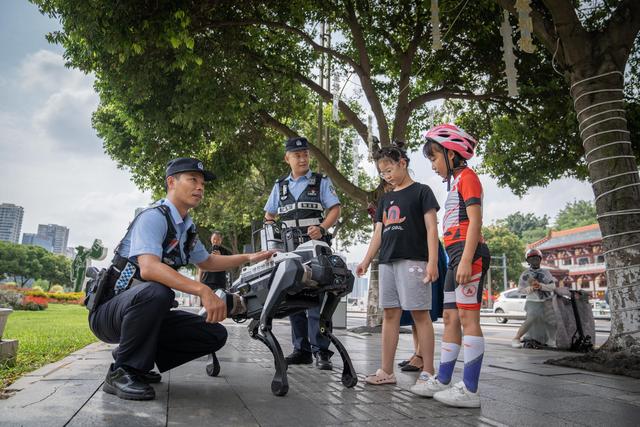 “钢铁战友”来了！绵阳警队添“新兵”：5台警用机器狗入列，助力巡逻防控、应急处突