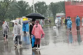 合肥骆岗公园电音节，雨衣、雨伞、鞋套成畅销品图片